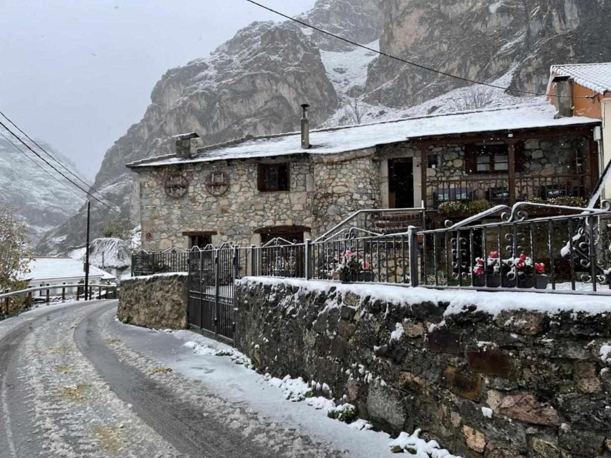 Apartamentos Rurales La Laguna Somiedo Valle de Lago ภายนอก รูปภาพ